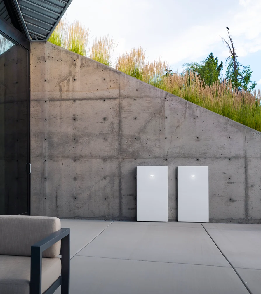 Tesla Powerwall installé en extérieur
